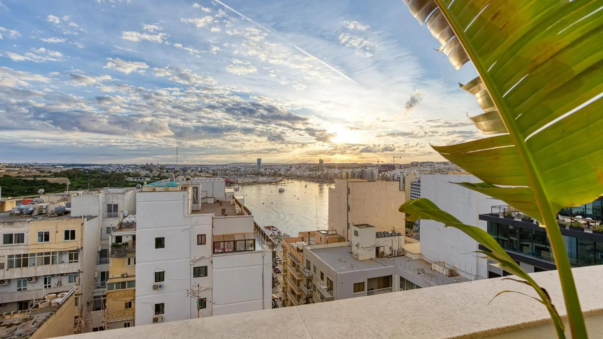 Sliema Mainstreet Designer Suite 12 With Shared Rooftop Pool And Bbq Malta